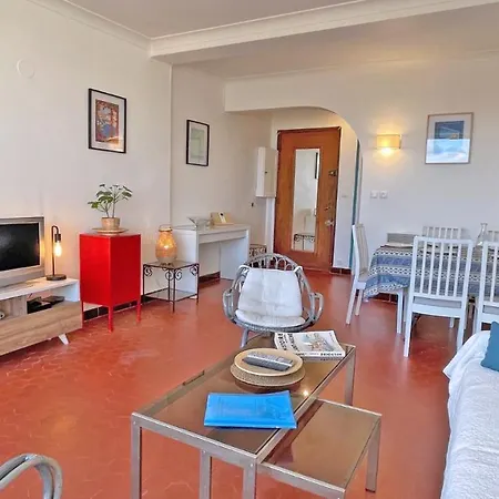 Les Dauphins Apartment *