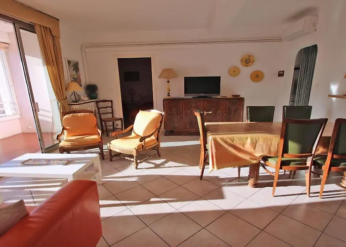 Les Dauphins * סן-מקסים